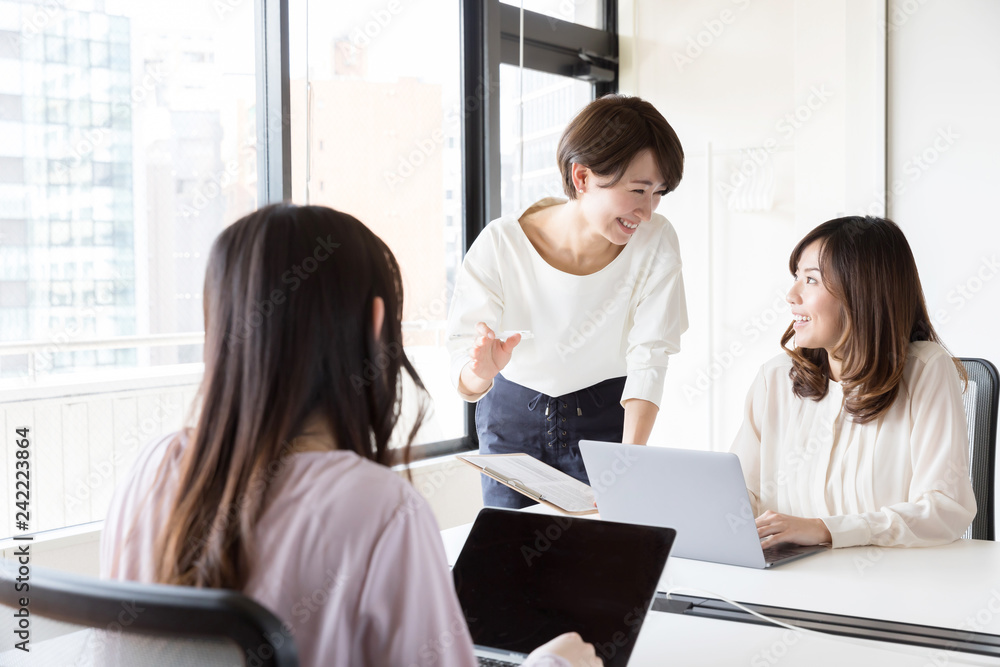 asian businesswomen working in office asian businesswomen working in office