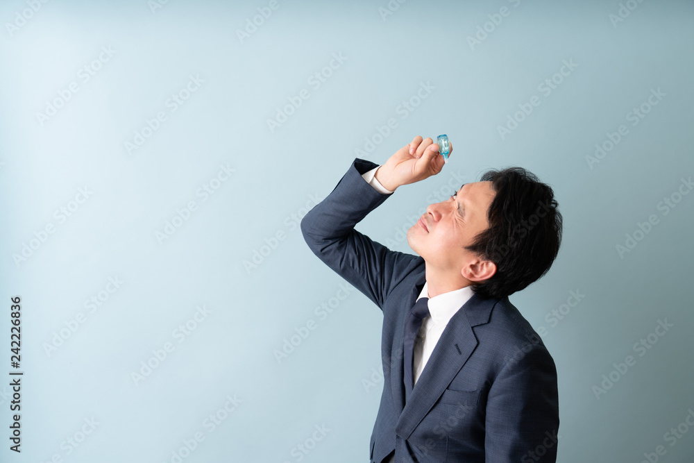 目薬をさす男性 目薬をさす男性