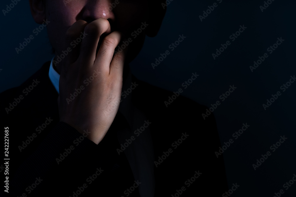 光に当たる男性 光に当たる男性