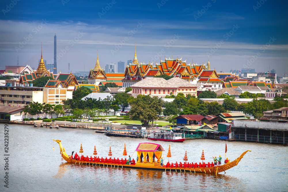 Fototapeta premium Królewska łódź i rzeka z tłem wielkiego pałacu w Bangkoku