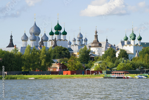 Fototapeta View of domes of the Kremlin of Rostov Veliky in the July evening