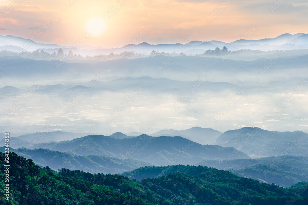 Obraz premium Beautiful foggy winter sunrise in mountains of north Thailand.
