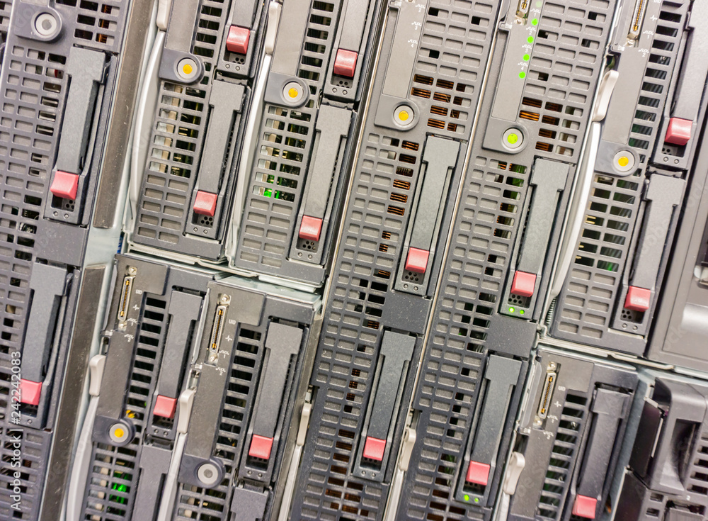 Bladeserver in einem Serverrack im Rechenzentrum Bladeserver in einem Serverrack im Rechenzentrum