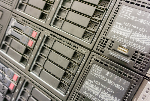 Bladeserver in einem Serverrack im Rechenzentrum