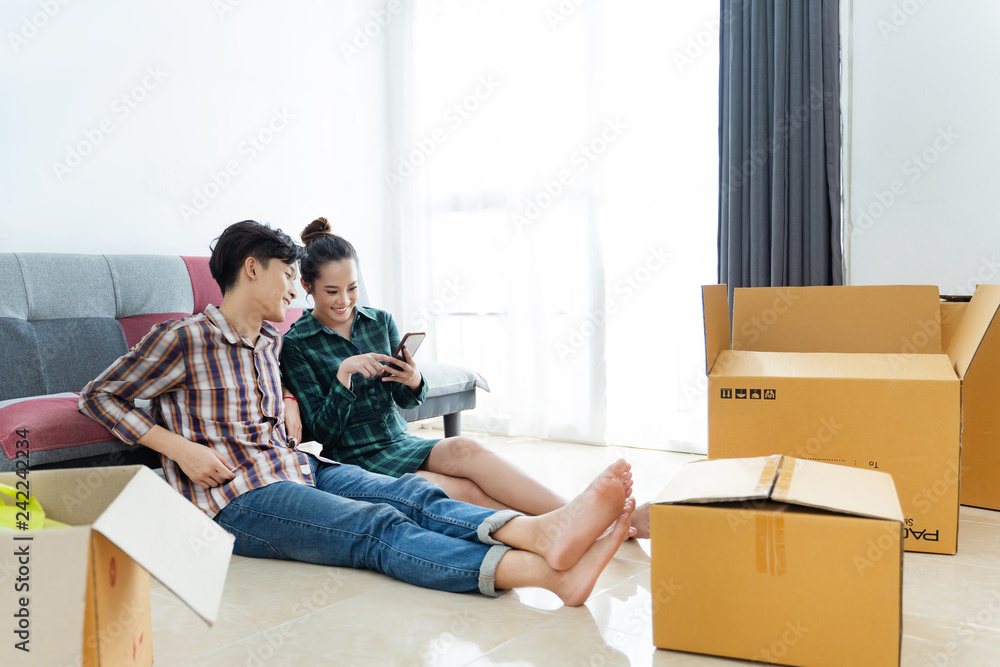 Couples are thinking of decorating their house and room. He previews the mobile. Couples are thinking of decorating their house and room. He previews the mobile.