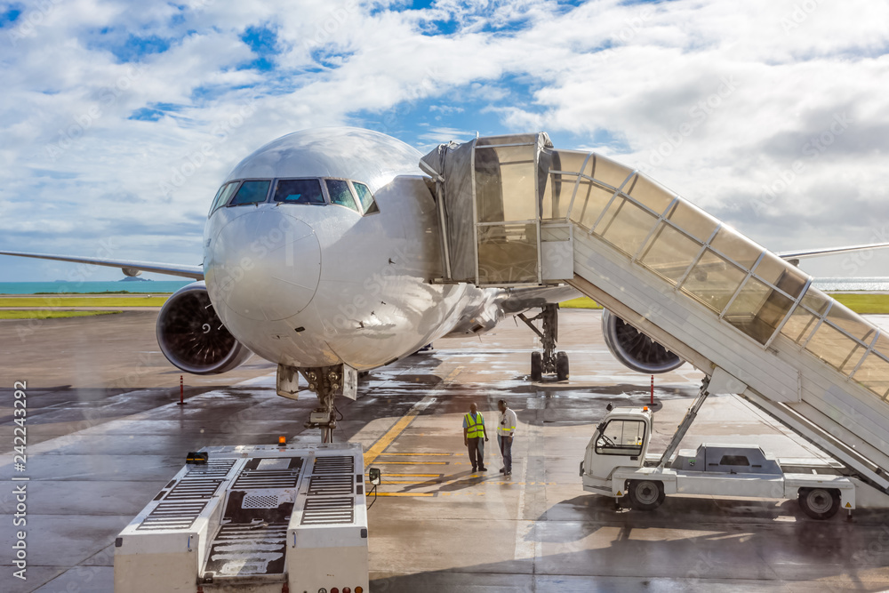 Naklejka premium avion bi-réacteur sur le tarmac aux Seychelles