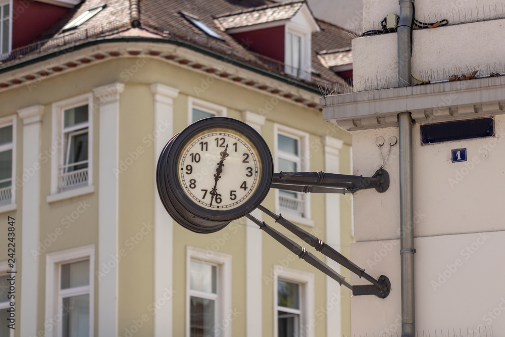 Strassenuhr an einer Hauswand