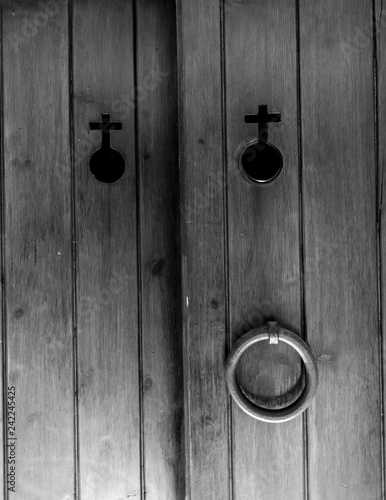 Puertas en el castillo de niebla Huelva Andalucía cerrojos viejas madera tablas