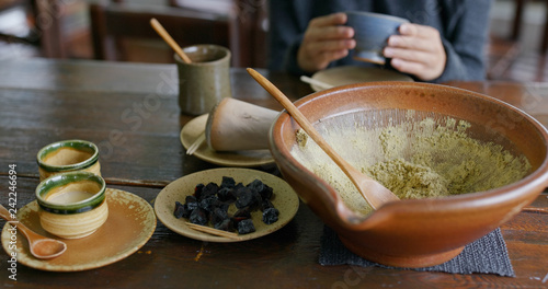 Billede på lærred The process of making traditional chinese ground tea, Hakka Lai Cha