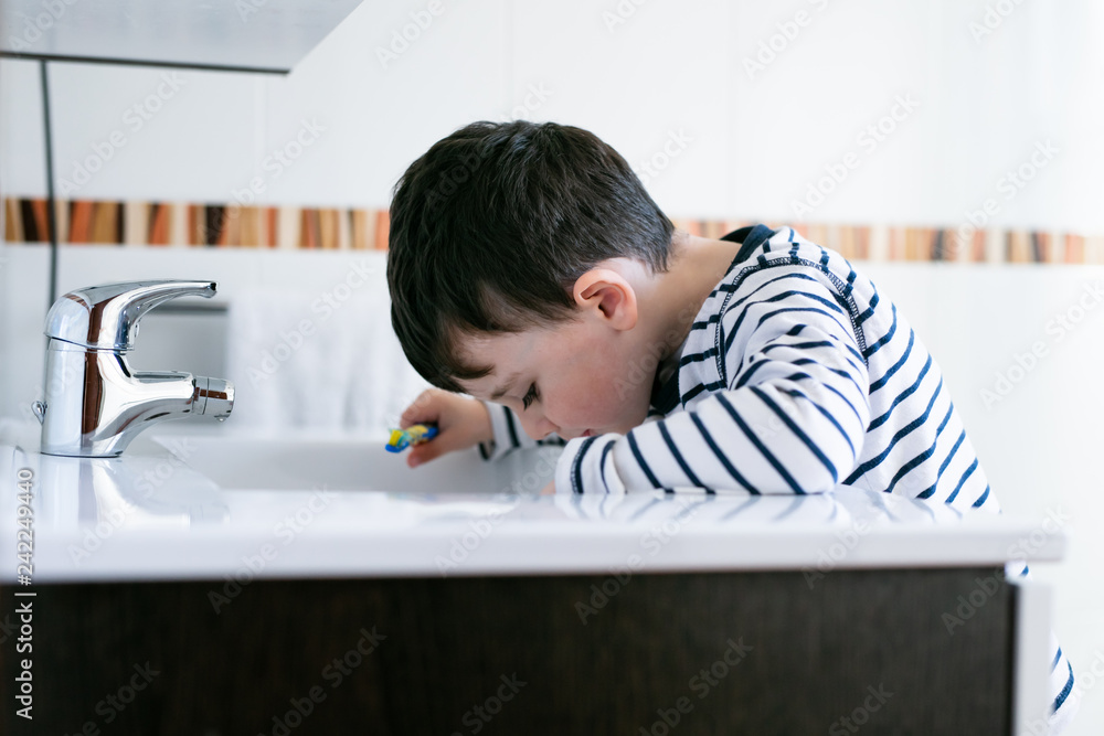 Naklejka premium Child bathing teeth at home