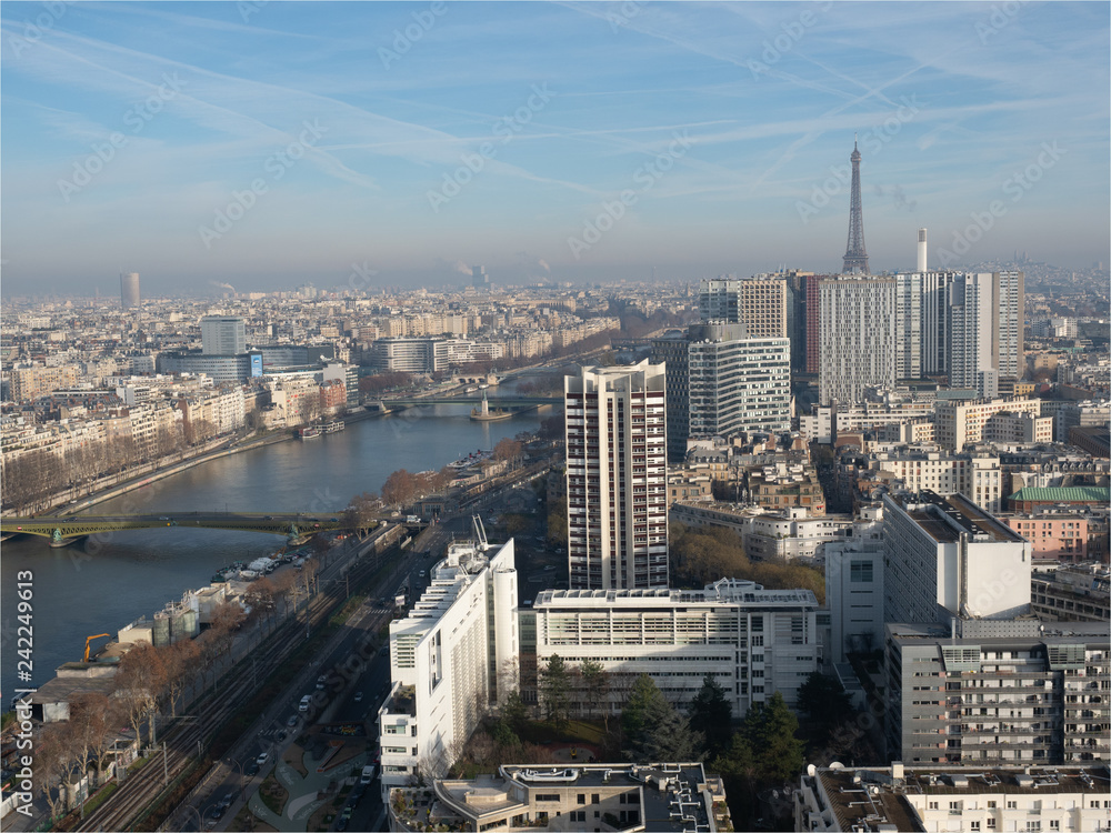Obraz premium vue de paris et de la Tour Eiffel depuis un ballon