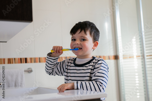 Child bathing teeth at home