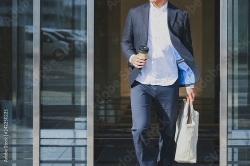 スーツを着た歩く男性ビジネスマン