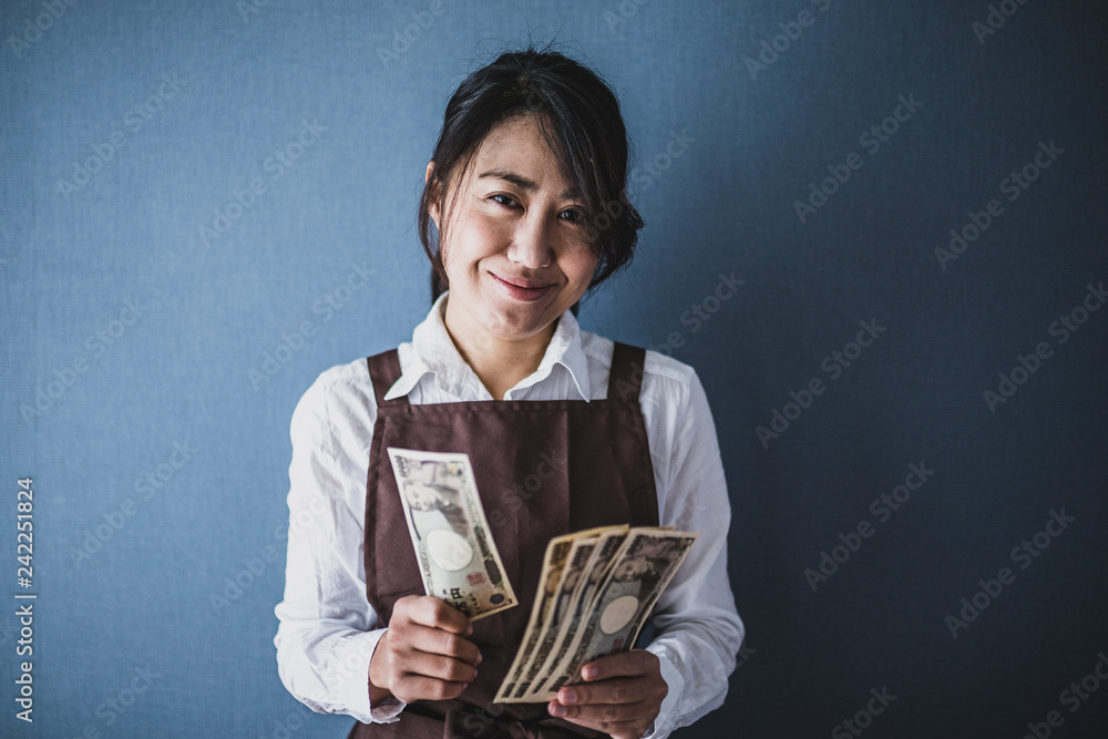 お金を持って喜ぶ主婦