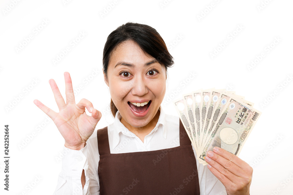 一万円札を持って喜ぶ女性