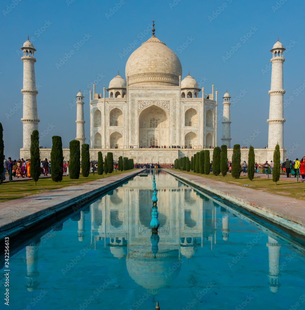 Fototapeta premium Agra, Indie - 27 grudnia 2018 r .: Taj Mahal to mauzoleum z białego marmuru, Agra, Uttar Pradesh, Indie.