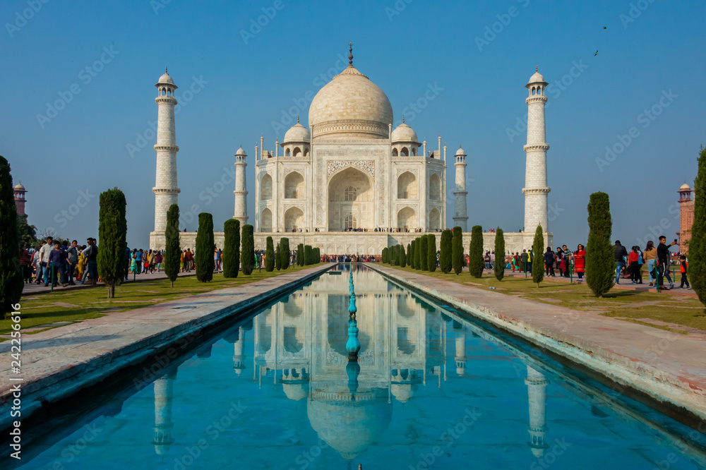 Naklejka premium Agra, Indie - 27 grudnia 2018 r .: Taj Mahal to mauzoleum z białego marmuru, Agra, Uttar Pradesh, Indie.