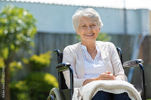 Canvastavla Happy senior women in wheelchair