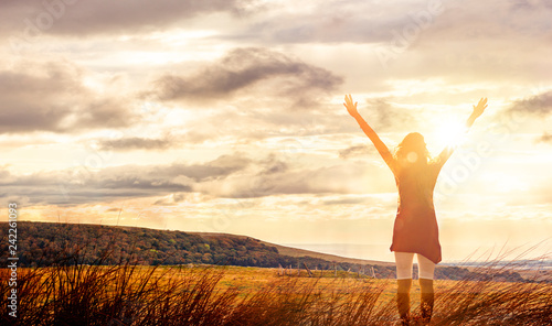 Frau im Sonnenuntergang