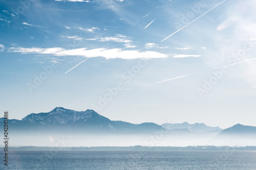 Chiemsee mit Bergen und Nebel