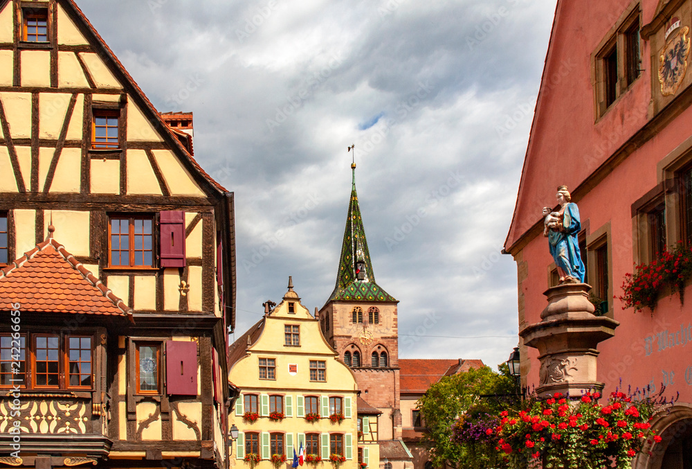 Obraz premium Turckheim. Clocher de l'église Sainte Anne et maisons à colombages. Alsace. Haut Rhin. Grand Est 