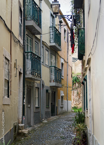Narrow street of Lisobon