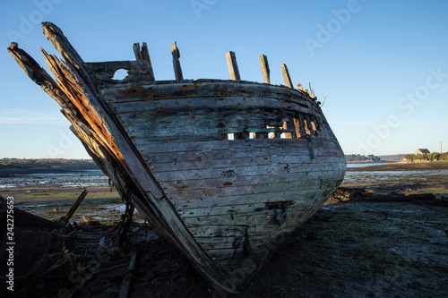 carcasses de vieux bateaux abandonnés, épaves photo