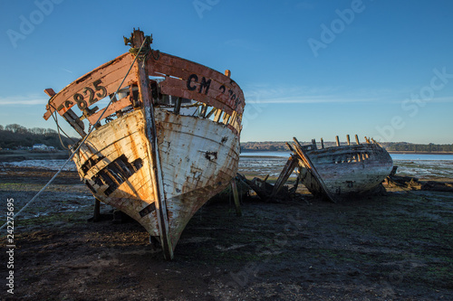 carcasses de vieux bateaux abandonnés, épaves