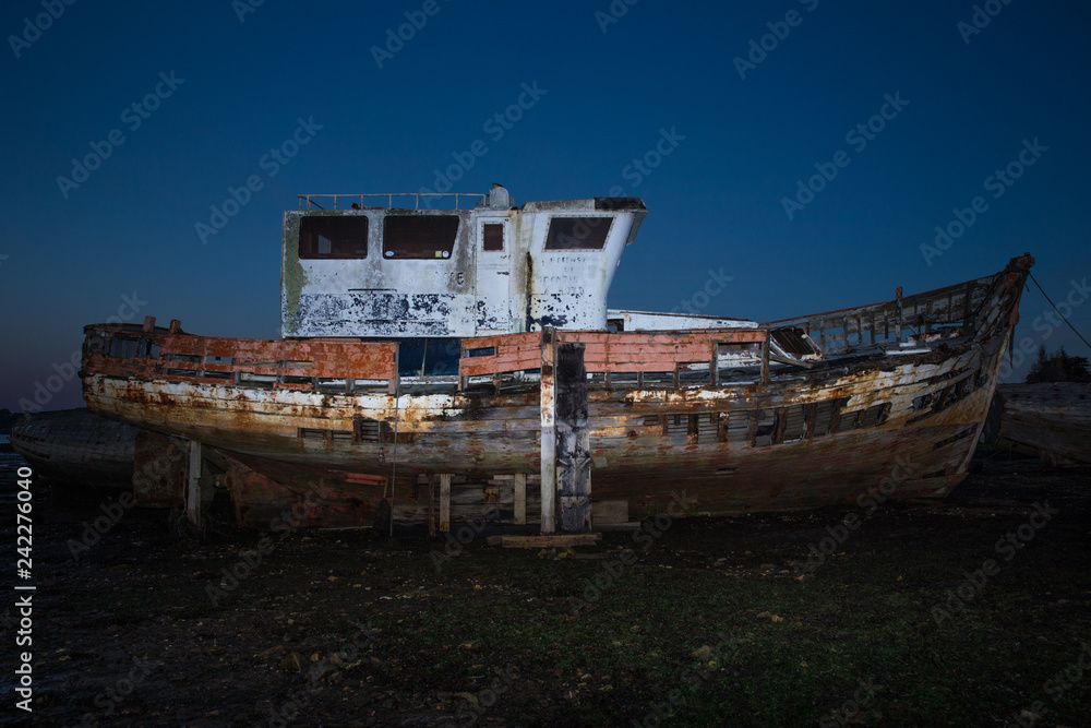 épave de vieux bateau abandonné, échoué au lever du jour épave de vieux bateau abandonné, échoué au lever du jour