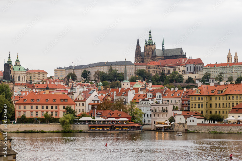 Obraz premium The largest coherent castle complex in the world - Prague Castle