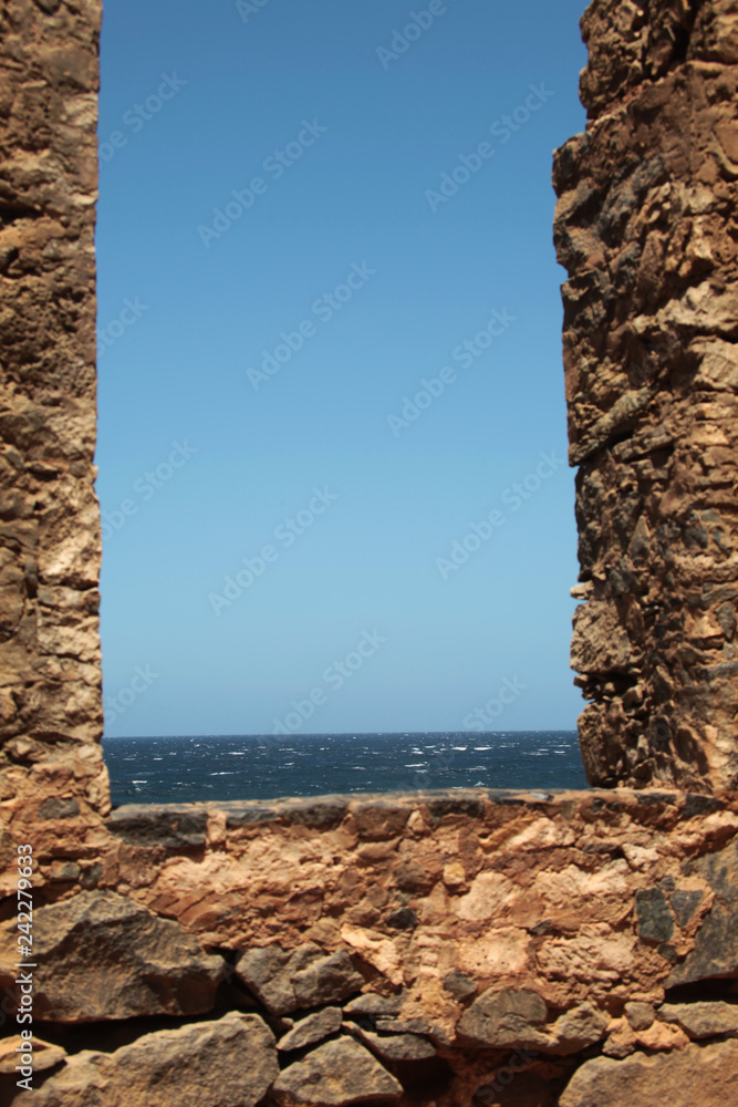 Aruba vecchia costruzione in rovina, con finestra sul mare dei caraibi