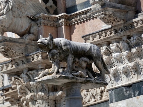 La catedral de Siena, Duomo di Siena, es un templo de culto católico, de esta ciudad italiana. Está dedicada a Nuestra Señora de la Asunción. photo