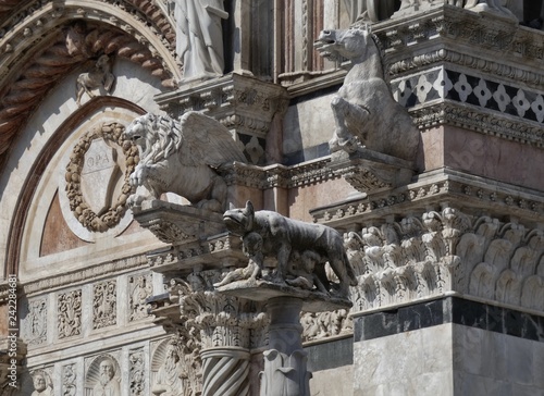 La catedral de Siena, Duomo di Siena, es un templo de culto católico, de esta ciudad italiana. Está dedicada a Nuestra Señora de la Asunción. photo