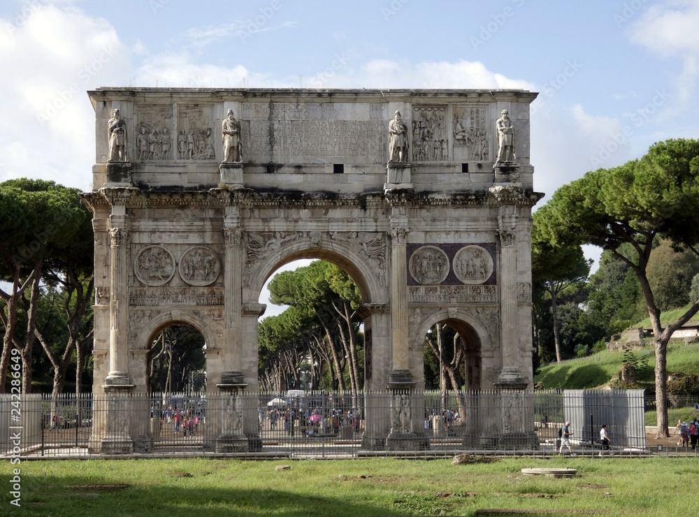 Arco de Constantino (arcus Constantinianus)  en Roma. Se erigió para conmemorar la victoria de Constantino I el Grande en la batalla del Puente Milvio.