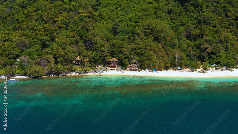 maison en bois sur la plage en vue aérienne, El Nido Philippines