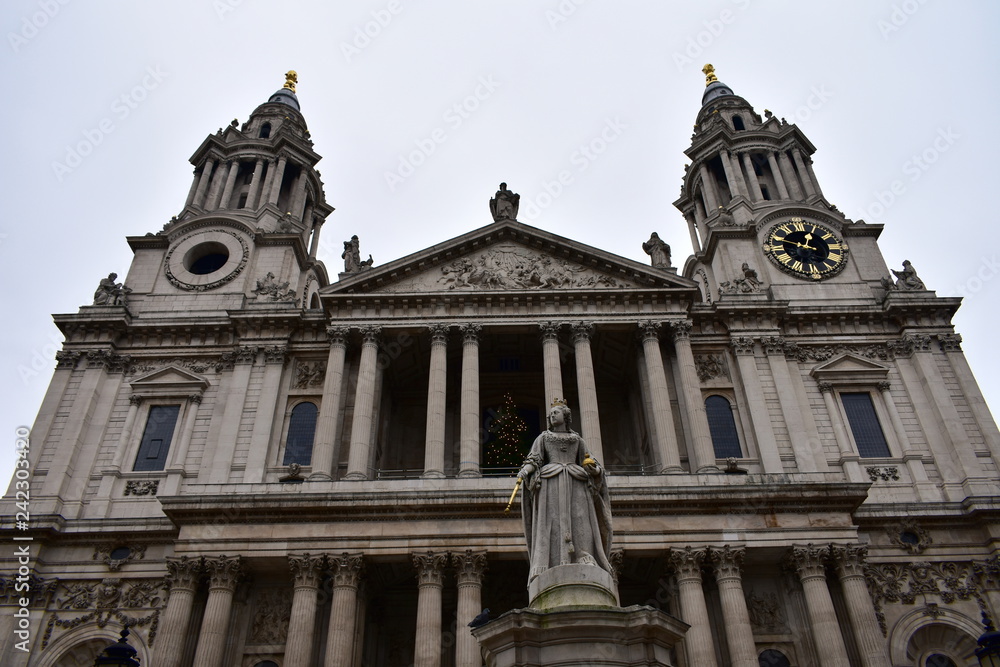 Fototapeta premium St Pauls Cathedral. Facade closeup with Queen Anne statue. London, United Kingdom.