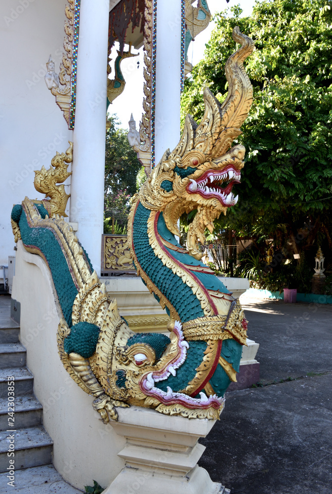 Fototapeta premium Thai dragon on the roof of temple