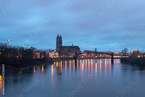 Magdeburger Dom und Elbeufer im Morgengrauen