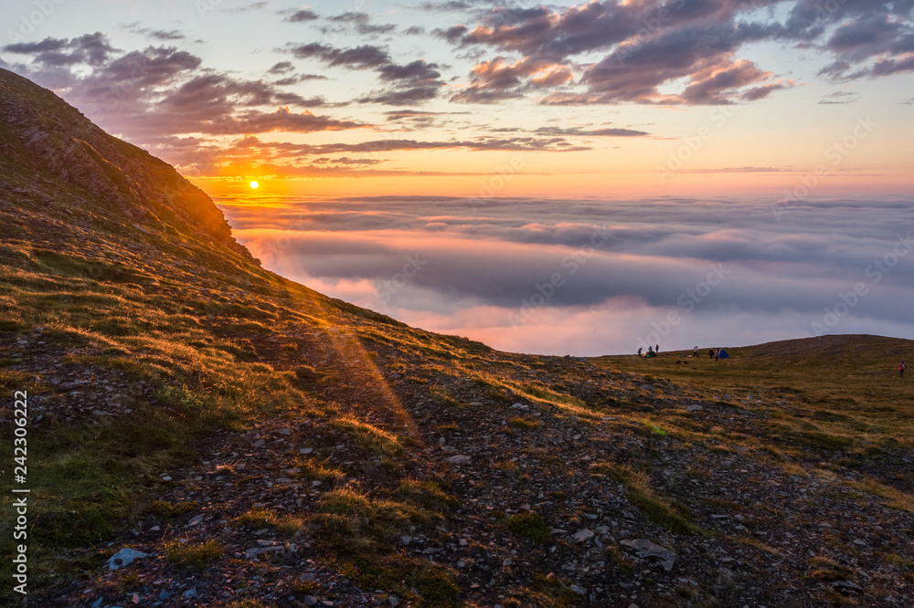 Naklejka premium Zmierzch w mgle na skałach Soroya, Norwegia