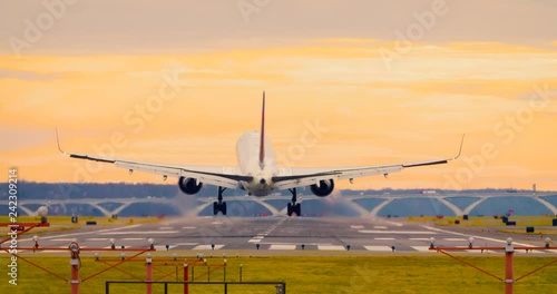 Airplane Landing at Reagan National Airport Washington DC D.C. 24P version 20190107