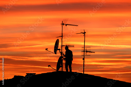 Slika na platnu Antennista, parabole e antenne al tramonto.