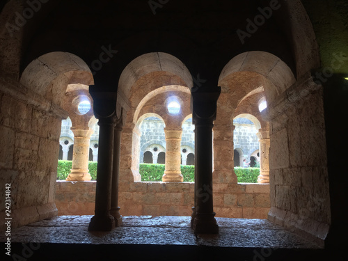 Obraz na plátně Provenza, abbazia di Thoronet, bifore del chiostro.