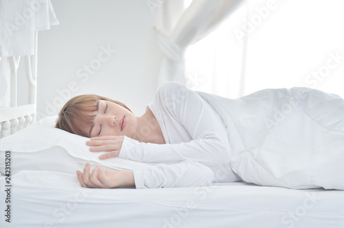 Obraz na plátne On the bed in the white room