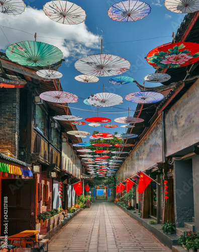 Fototapety Azja  azjatycka-uliczka-z-kolorowymi-parasolkami