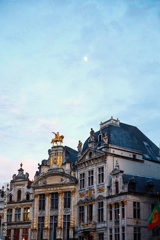 Obraz premium Grand Place buildings at sunset