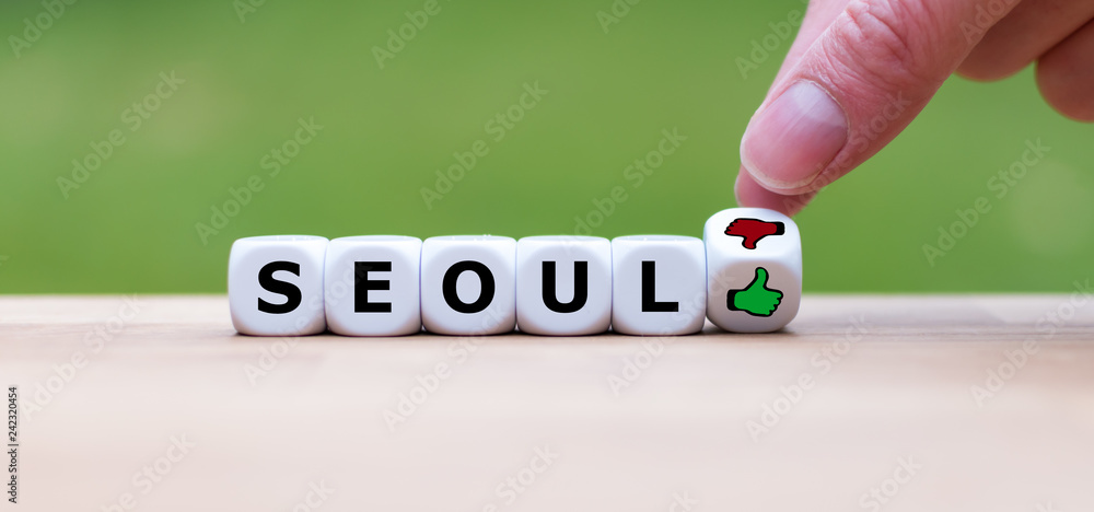 Fototapeta premium Kciuk w górę czy w dół? Ocena podróży dla miasta Seul w Korei