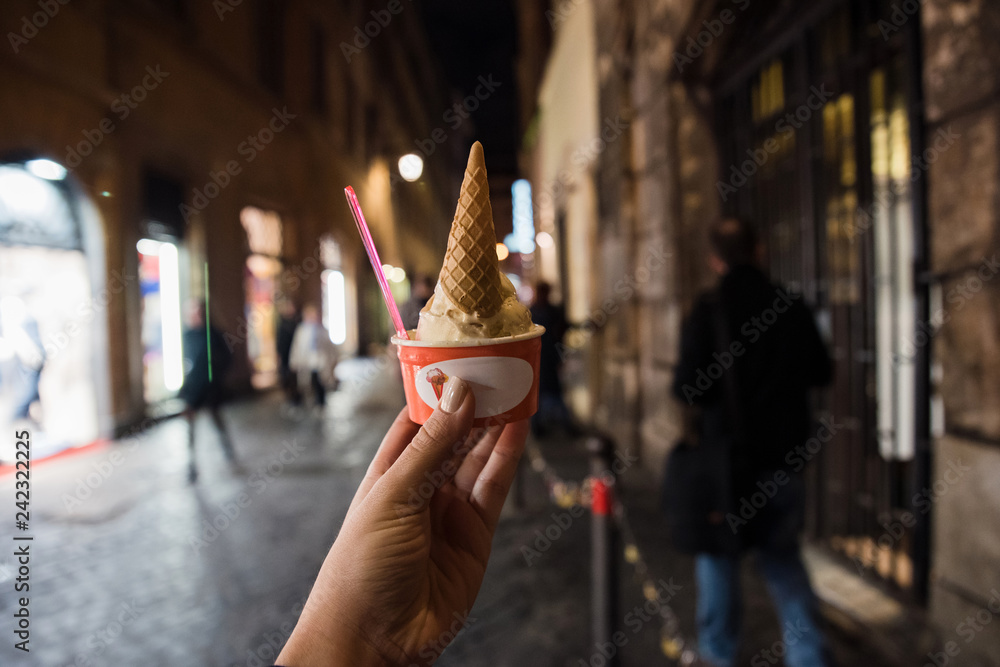 Fototapeta premium Kobiety ręka trzyma filiżankę Italien lody