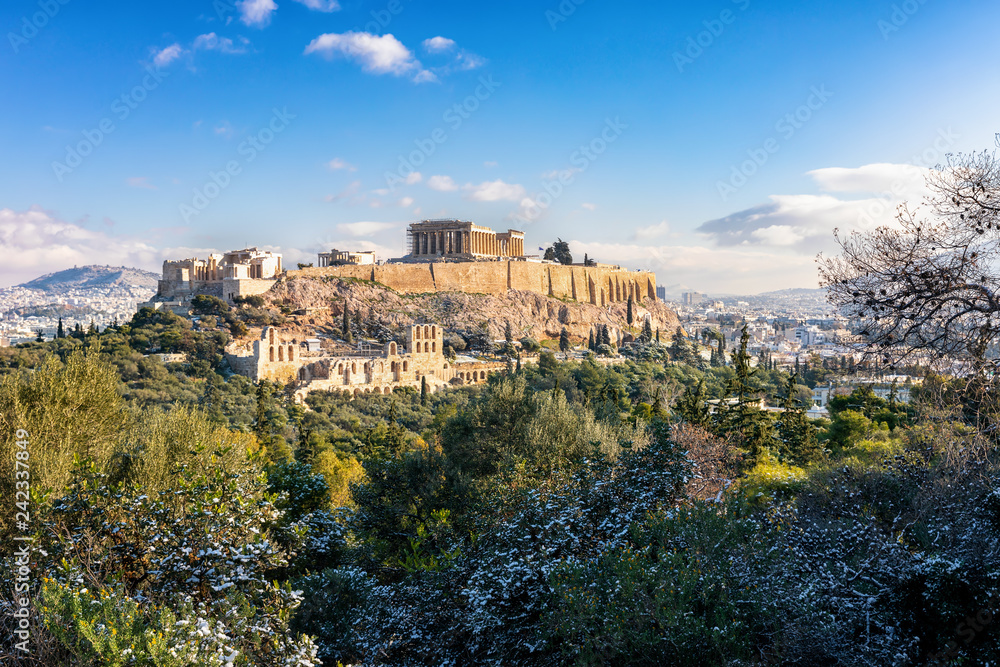 Panoramasicht auf die Akropolis von Athen mit dem Parthenon Tempel über der Altstadt Plaka im Winter mit Schnee