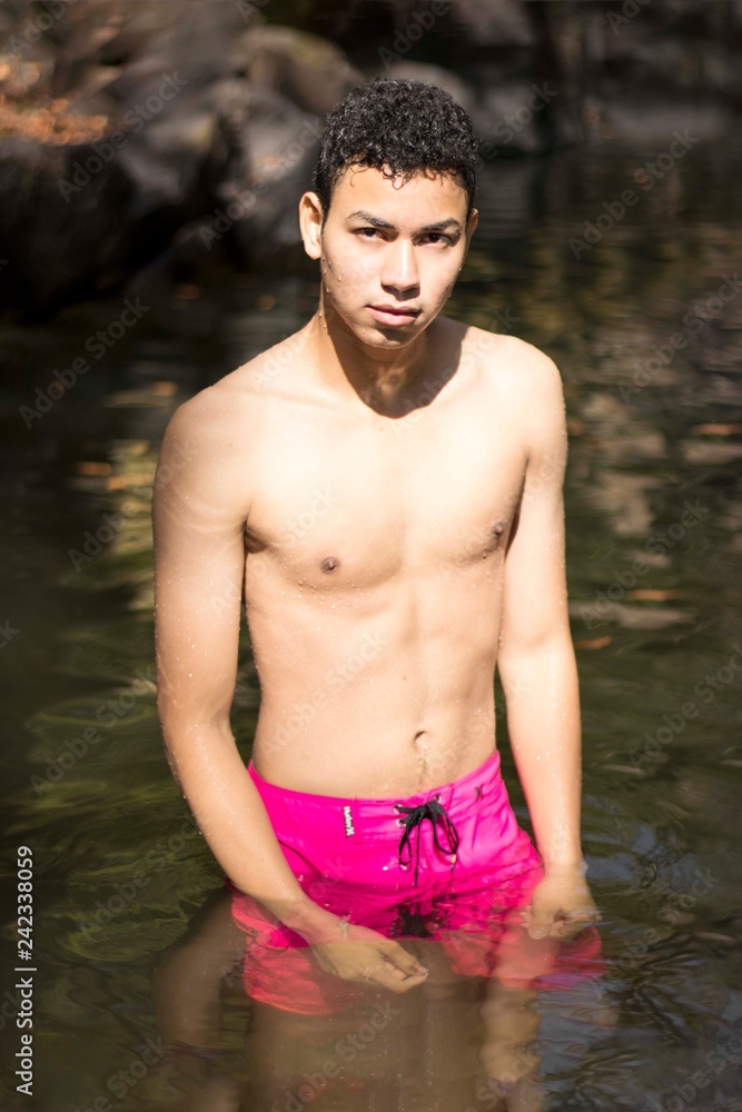 Fototapeta premium retrato de joven sumergido en el agua de un río, al aire libre