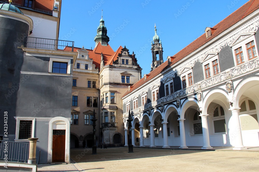 blick auf ein historisches gebäude in dresden sachsen deutschland fotografiert während einer sightseeing tour an einem sommertag in farbe